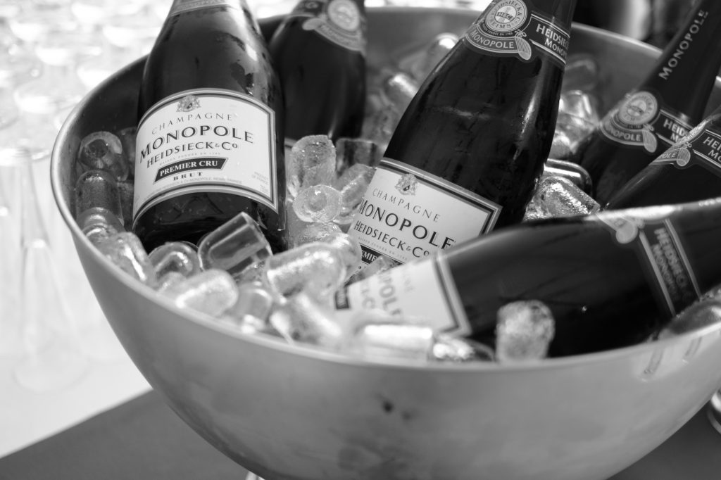 Bouteilles de champagne au frais dans un seau à glace