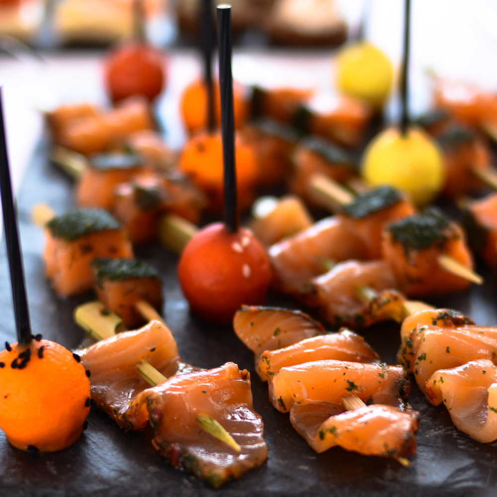 Brochettes de saumon et tomates cerises sur ardoise