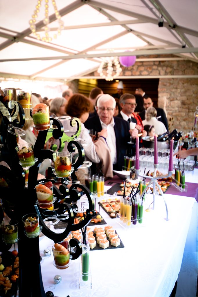Buffet de bouchées et de verrines lors d'une réception