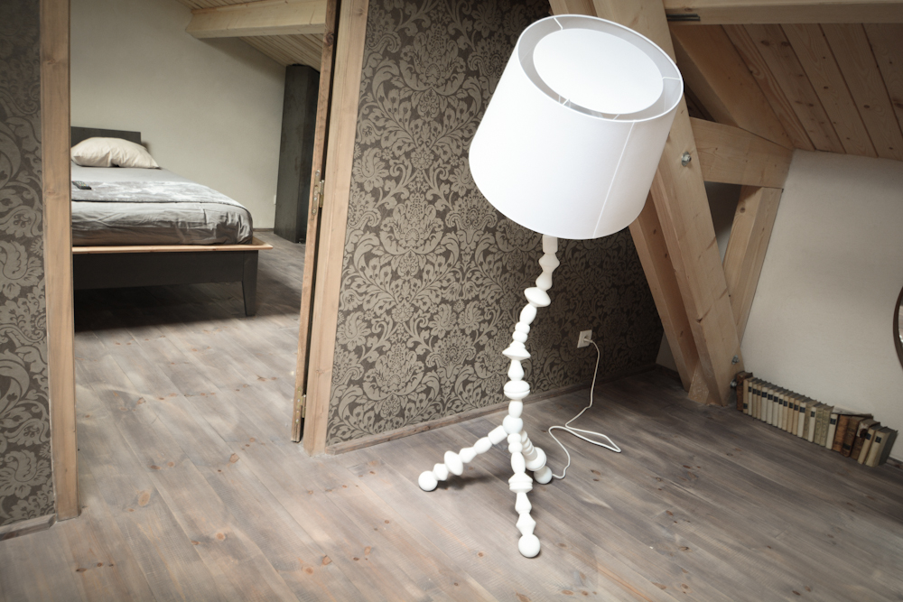 Chambre mansardée avec lampadaire design
