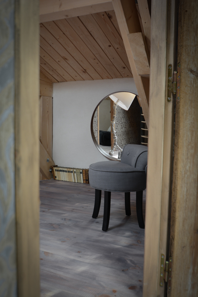 Coiffeuse et miroir rond dans la suite