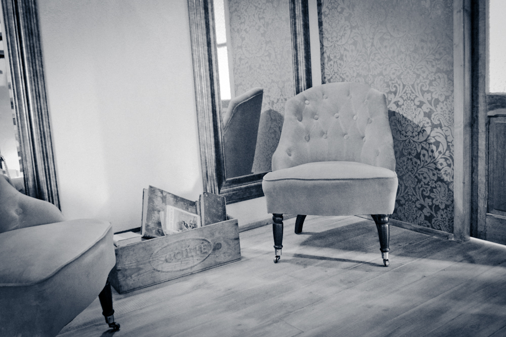 Fauteuil capitonné dans une chambre de l'hôtel particulier