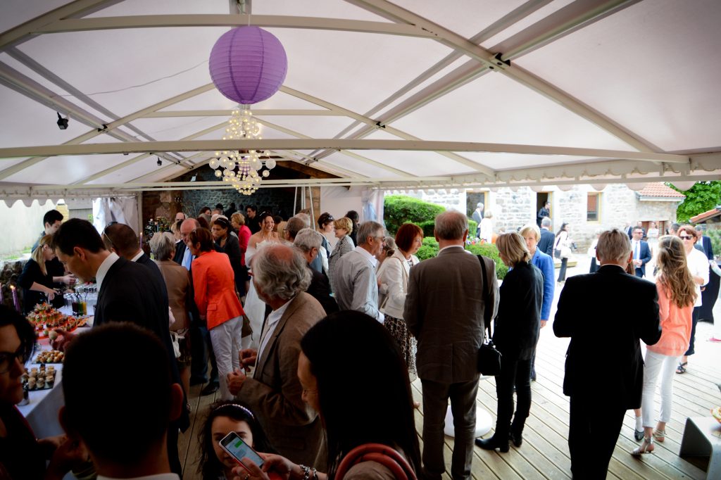 Invités réunis autour du buffet du cocktail