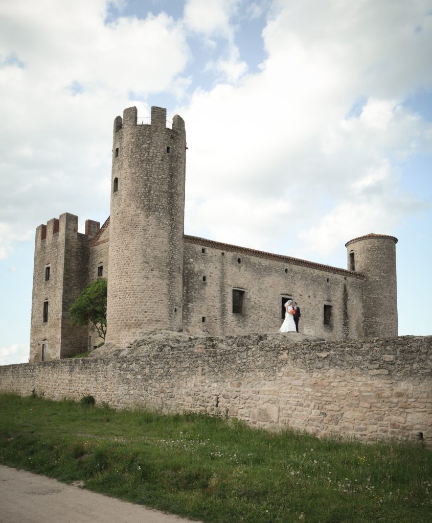 Le château d'Essalois et son donjon dominant les gorges de la Loire