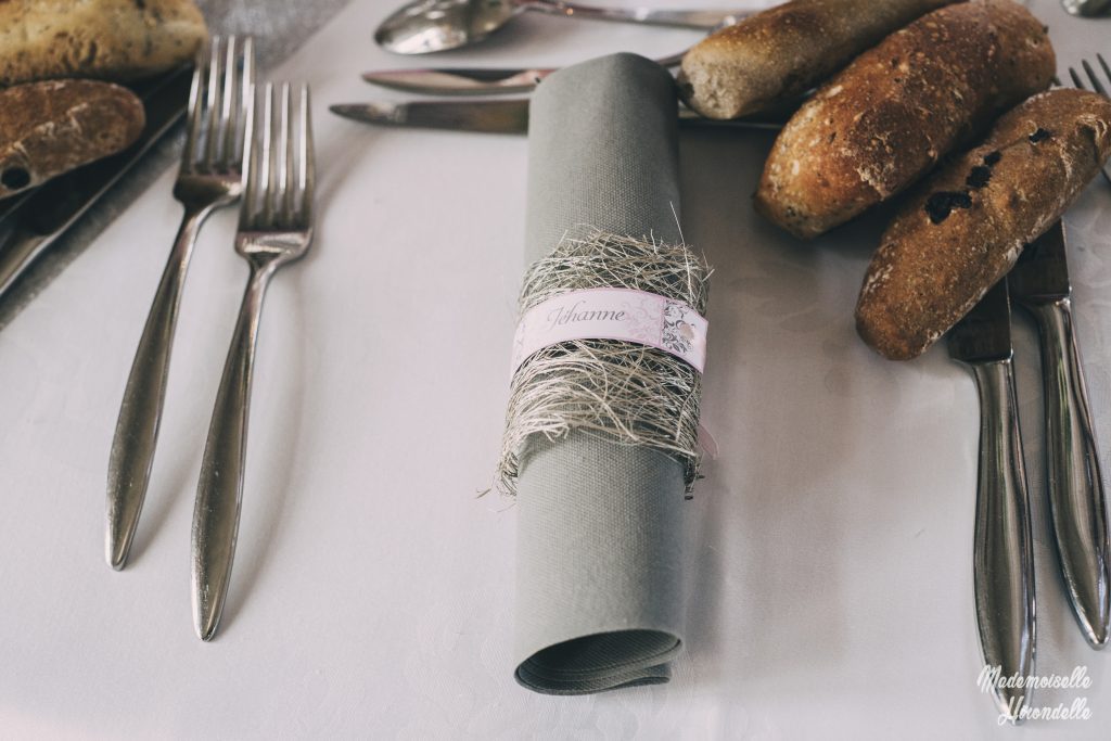 Serviette roulée et couverts sur une table dressée