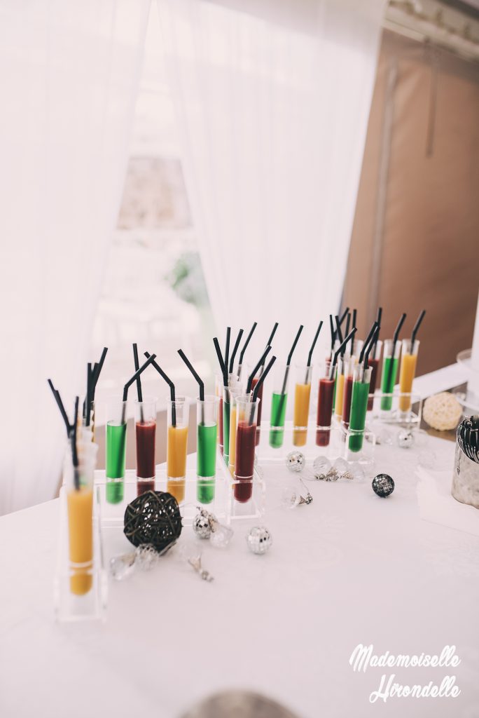 Verrines colorées du cocktail sur une table nappée de blanc